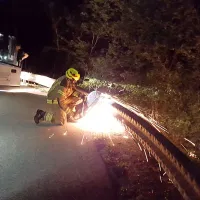 Avtobus metalcev je nasedel v ovinku