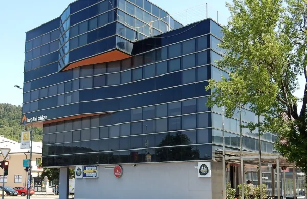Predvidoma konec avgusta bo prvič naprodaj upravna stavba Kraškega zidarja. Arhitekt, ki jo 
je zasnoval, meni, da je primerna za dinamična sodobna podjetja, z majhnimi popravki pa celo 
za dizajnerski hotel.