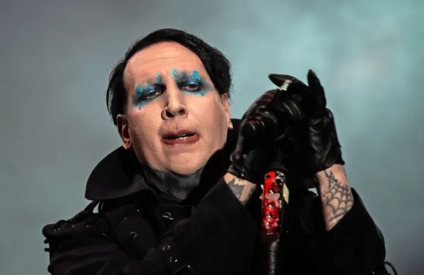 Marilyn Manson je z vso ikonografijo z nastopom pohitel - danes že koncertira v Rimu. 