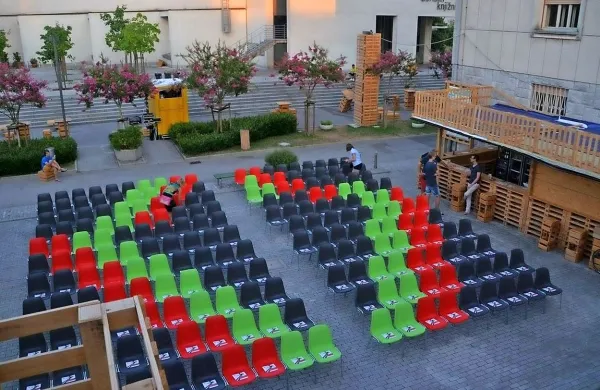 Pisani stoli so eden od zaščitnik znakov letošnjega Letnega 
kina. 