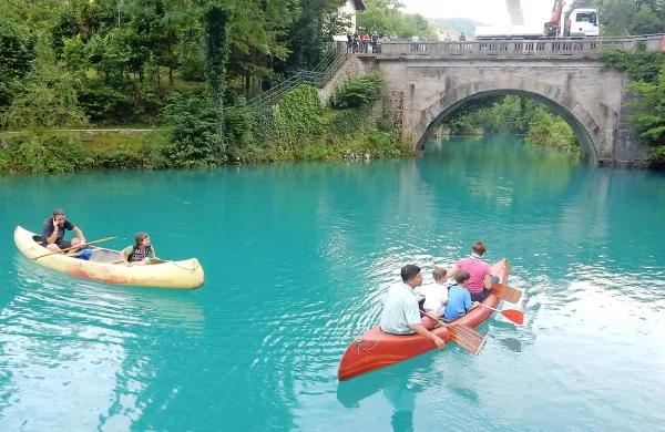 Leta 1800 zgrajen in med drugo svetovno vojno razširjen 
most ponuja lepo veduto, vendar ustavlja vodo in povzroča 
poplave.