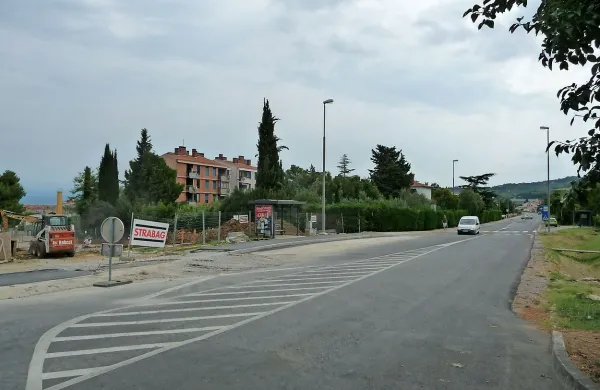 Nadomestno parkirišče bodo uredili na zelenici sredi  fotografije - v neposredni bližini nekdanjega makadamskega 
parkirišča, ki so ga namenili   gradnji oskrbovanih stanovanj. 