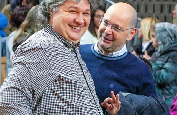 Robert Ladiha (desno ob njem je Sekule Popovič iz urada za 
družbene dejavnosti MOK, zadolžen za šport) je vrsto let 
deloval v KD Koper, nazadnje pa je bil njegov predsednik.