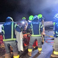 Ajdovski gasilci so povzročitelja nesreče s tehničnim posegom  rešili iz avtomobila, zdravnik pa je zanj odredil  
sanitarno obdukcijo.