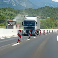 Na  ravnem  delu  ceste  na viaduktu pri Vrtovinu naj bi 40-letni 
voznik iz Vrtojbe zapeljal levo med  pokončnimi tablami 
naravnost  pred tovorno vozilo.