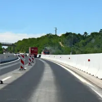 Včeraj so bile nekatere posledice nesreče na viaduktu še 
vidne.