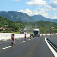 Na  ravnem  delu  ceste  na viaduktu pri Vrtovinu naj bi 40-letni 
voznik iz Vrtojbe zapeljal levo med postavljenimi pokončnimi 
tablami neposredno pred tovorno vozilo.