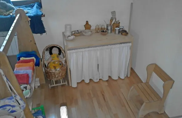 Waldorfska pedagogika temelji na igri, ustvarjalnosti in domačnosti. Tako so tudi prostori vrtca urejeni kot mali dom.