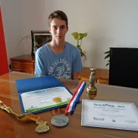 Domen Pregeljc z zlato in srebrno medaljo ter nagrado za 
zmago na slovenskem znanstvenem tekmovanju. 