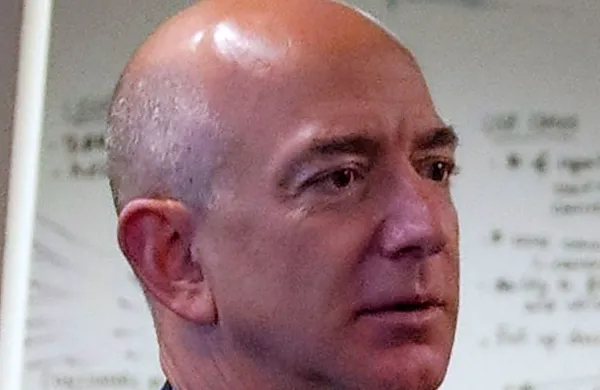 Direktor spletnega trgovca Amazon Jeff Bezos je zaradi 
zvišanja vrednosti delnic svojega podjetja postal najbogatejši 
človek na svetu.
