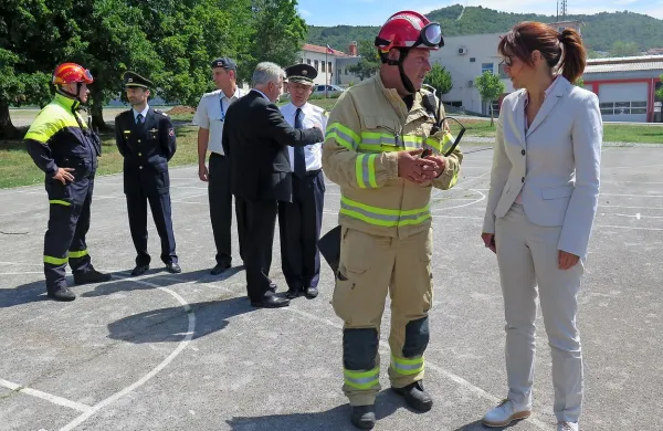 Boris Budal ministrici Andreji Katič pojasnjuje, kako poteka učenje.