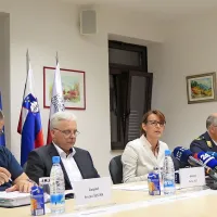  Poveljnik Civilne zaščite Republike Slovenije Srečko Šestan, 
generalni direktor Uprave Republike Slovenije za zaščito in 
reševanje Darko But,  ministrica za obrambo Andreja Katič,  
predsednik Gasilske zveze Slovenije Jošt Jakša in stotnik 
Slovenske vojske Simon Jaksetič.