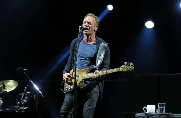 Sting je v uri in pol nanizal 22 skladb, od tega kar devet starih iz obdobja svojega slavnega benda The Police.  