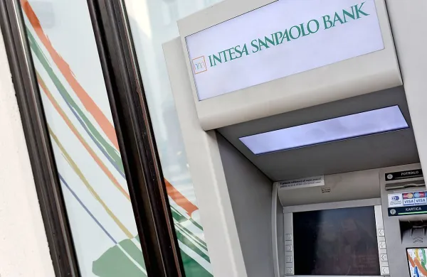 Italijanska bančna skupina Intesa Sanpaolo je po januarskem 
preimenovanju Banke Koper v Banko Intesa Sanpaolo uresničila napoved o prenosu večinskega lastništva banke v 
Sloveniji na Intesino hrvaško Privredno banko Zagreb.