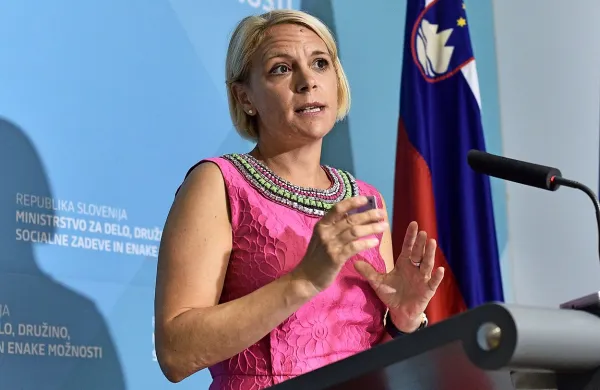 Anja Kopač Mrak: “Eden večjih problemov je, da narašča 
starost ob rojstvu prvega otroka, s čimer se nam znižuje 
stopnja rodnosti.”