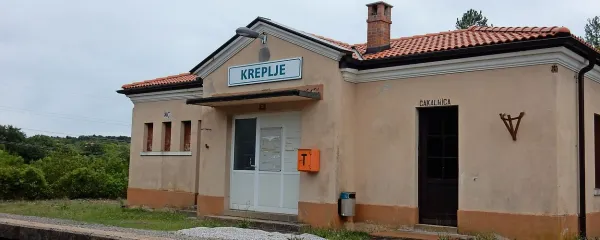 Sprva so nameravali zgraditi novo progo od Dutovelj, a so 
zaradi varčevanja nov odcep za Sežano začeli graditi tri 
kilometre naprej, pri Krepljah.