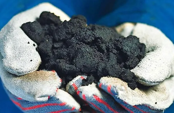Ob ohlajanju se je bitumen nekoliko skrčil in fant je bil kot v 
oklepu.