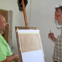 Mentor delavnice Tone Rački (desno) med kreativno razpravo  z Gunijem Fabjančičem.   