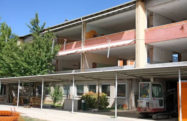 Temeljito energetsko sanacijo in prenovo nekdanje stavbe 
dve OŠ Danila Lokarja  so začeli z rušenjem.