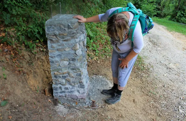  Geološki stolpec Med kameninami in rožicami bodo do jeseni 
dopolnili z razlagalno tablo.