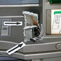 Na bankomatih so v bližini tipkovnice izrezali luknjo, da bi 
prišli do instalacij.