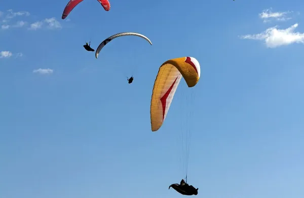 Potnik v tandemu je zaradi padca utrpel poškodbe v spodnjem delu hrbta. Fotografija je simbolična.