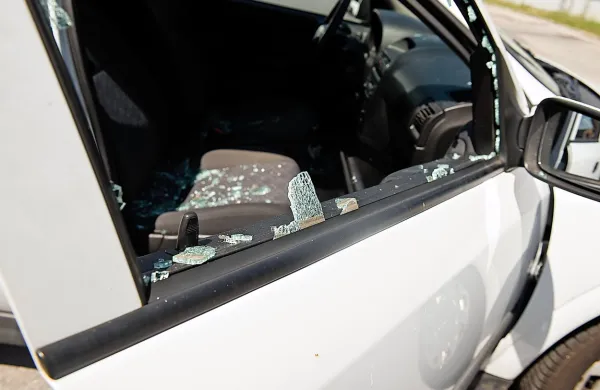 V zadnjih dneh so primorski policisti zabeležili več vlomov v 
avtomobile. Lastnike opozarjajo, naj v avtomobilih ne 
puščajo torbic, denarnic, računalnikov in drugih vrednejših 
predmetov. 