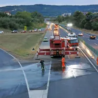 Promet po hitri cesti so sprostili kmalu po 21. uri, ko so gasilci 
očistili cestišče. 