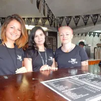   Za štiri decilitre piva je bilo treba odšteti tri evre. Najeta 
študentska delovna sila dobi za uro trdega dela zgolj evro 
več.