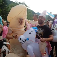 Praviloma prijazni in razigrani metalci prinesejo s seboj kar se 
da atraktivno opremo, samo da se pleme zabava.