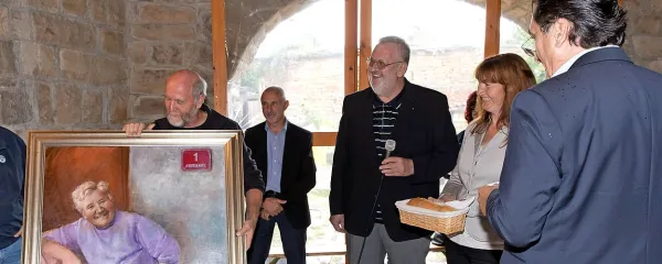 Portet mame Ivanke izpod peresa akademskega slikarja 
Tomaža Perka (drži sliko) je  prejela hčerka Marija Kocjančič, 
sicer zadnji otrok, rojen v Abitantih. Milan Vergan je tretji z 
leve. 