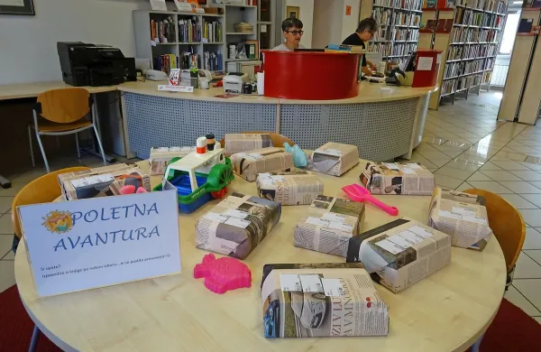 Tako paketi knjig, skritih v ovojni papir,  čakajo, da si jih bralci 
izposodijo. 