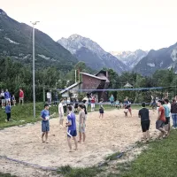 Glabeniki so se  spoznavali in zabavali, peljali so jih na raft, v 
pustolovski park, starejši so se preizkušali na zip line. 