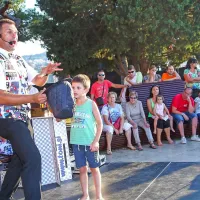 Rumena noč se je začela živopisno, a brez pričakovane gneče (foto)