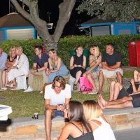 Rumena noč se je začela živopisno, a brez pričakovane gneče (foto)