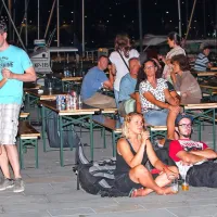 Rumena noč se je začela živopisno, a brez pričakovane gneče (foto)