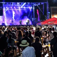 Rumena noč se je začela živopisno, a brez pričakovane gneče (foto)