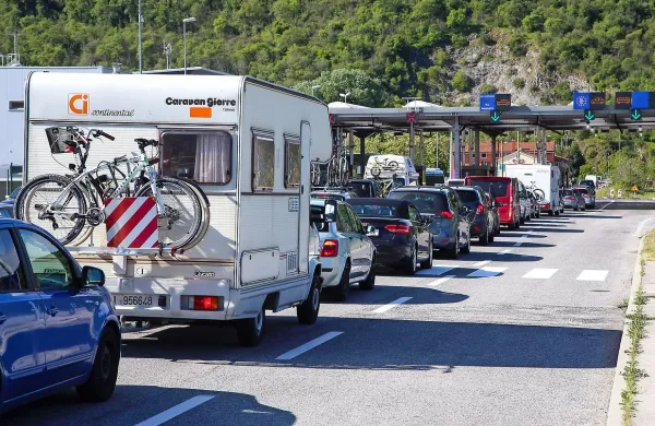 Na mejnih prehodih Sečovlje in Dragonja je čakalna doba za 
osebna vozila uro in pol za vstop in izstop iz države.