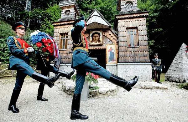 V spomin na umrle ruske vojake je vsako leto pod Vršičem 
slovesnost. 