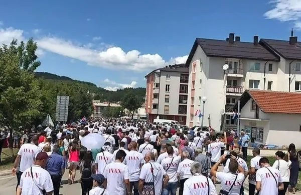 Na mestnem športnem stadionu v Kupresu na jugozahodu 
Bosne in Hercegovine se je v nedeljo zbralo 2325 moških z 
imenom Ivan, ki so tako postavili nov Guinnessov rekord v 
številu ljudi z istim imenom na istem mestu.