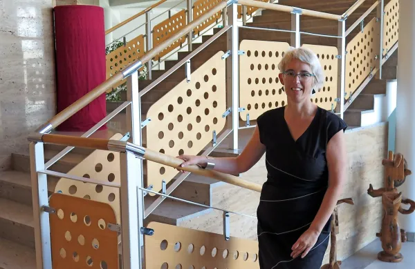Nina Ukmar, direktorica Kosovelovega doma; “V prvi vrsti smo kulturna 
ustanova in javna služba. Naša prva naloga je, da ponujamo kakovostne 
kulturne dobrine. Tržni delež je pomemben, ampak zaradi njega ne smemo 
siromašiti programa”.