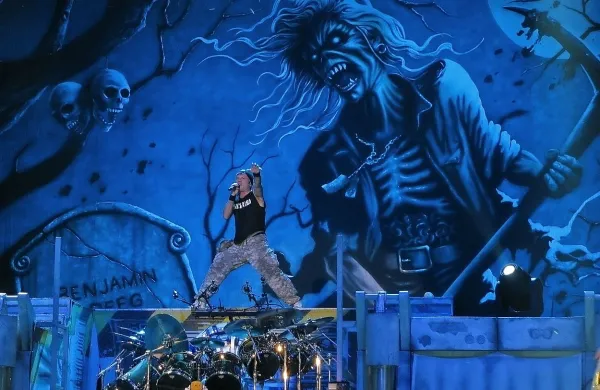 Bruce Dickinson, pevec priljubljene heavy metal skupine Iron 
Maiden, bo izdal avtobiografijo What Does This Button Do?