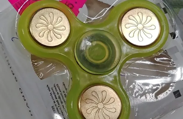 Zdravstveni inšpektorat RS je v okviru inšpekcijskega pregleda pri prodajalcu Kitajski diskont PE Brežice pri vrtavkah 
Fidget Spinner svetleč v temi.