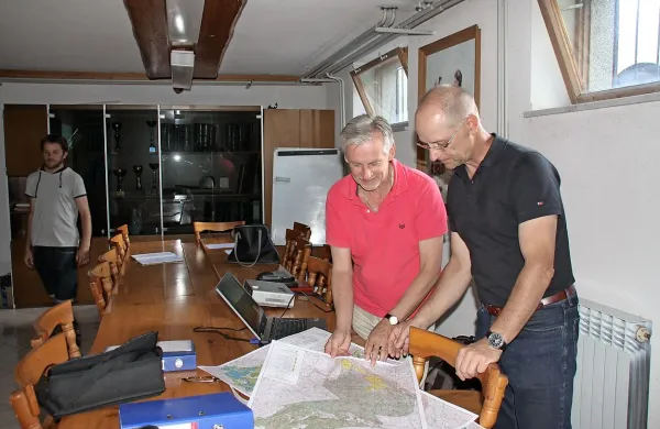 Igor Kuščer in Mitja Turk iz Zavoda za gozdove Slovenije ob 
novem gozdno gospodarskem načrtu za gozdove na območju Nanosa, Podkraja, Hrušice in Vodic.