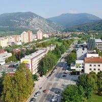  ... danes je, razen travnika med Gradnikovo in Kidričevo,  že 
gosto pozidano. 