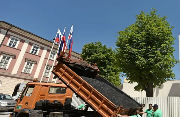 Med bolj izpostavljenimi soncu in vročini so gradbeni delavci.