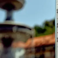 Kljub visokim temperaturam morajo nekateri delati na prostem.