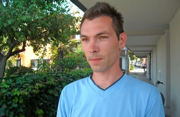 Saša Gržinič: “Med 85.000 brezposelnimi v 
Sloveniji ne najdejo pismonoš, za katere je 
zahtevana poklicna šola? Saj ne gre za doktorje 
znanosti.” 