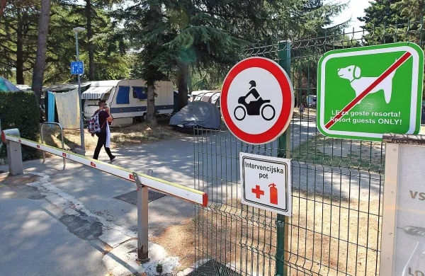V občini pravijo, da so se številni krajani pritožili čez nove 
omejitve v kampu, od vodstav  Adrie Ankaran zdaj zahtevajo, 
naj jih odstrani. 