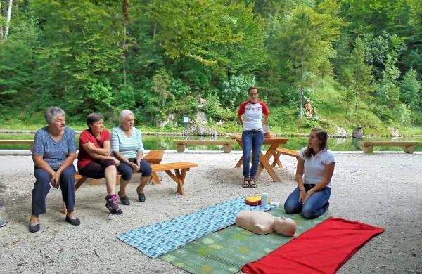 Nov AED aparat na kopališču Lajšt in skromno obiskan  tečaj 
oživljanja ob zastoju srca.